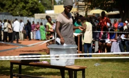 Une Ougandaise dépose son bulletin dans l'urne le 18 février 2016 à Mukono