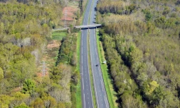Vue aérienne de l'autoroute A10 près de Virsac ( Gironde) au 19e jour de confinement national, le 4 avril 2020