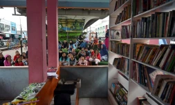 Une bibliothèque de rue installée sous une voie rapide automobile, le 10 février 2019 à Jakarta, en Indonésie