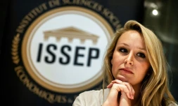 Marion Maréchal devant le logo de l'Institut de Sciences sociales, économiques et politiques, le 22 juin 2018 à Lyon