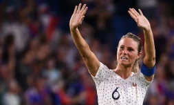 La capitaine des Bleues Amandine Henry salue les supporteurs à la fin du match victorieux contre le Brésil au Mondial-2019, le 23 juin 2019 au Havre
