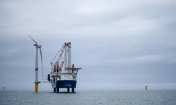 Assemblage d'une éolienne au large de Saint-Nazaire, dans l'ouest de la France, le 12 avril 2022