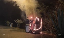 La Possession : un conteneur de vêtements en feu 