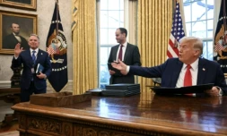 Le président américain Donald Trump fait un geste en direction de son émissaire spécial pour le Moyen-Orient, Steve Witkoff (g.), dans le bureau ovale de la Maison Blanche à Washington, le 3 février 2025 ( AFP / Jim WATSON )