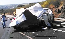 Route des Tamarins - Impressionnant accident entre deux fourgons