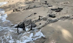 Restes des ex-paillotes sur la plage de l'Ermitage