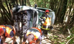 Le conducteur, sous l\'influence de l\'alcool et des stupéfiants, perdait le contrôle de sa voiture avant de terminer 10 mètres en contrebas dans une ravine à Sainte-Marie.