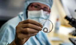 Un chirurgien rĂ©alise une greffe de cornĂ©e Ă l'hĂŽpital Ădouard Herriot de Lyon, le 2 avril 2012 ( AFP / Jeff PACHOUD )