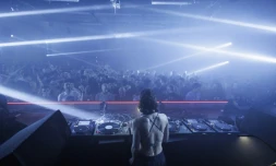 DJ "Dr Rubinstein" derriĂšre ses platines dans la boite de nuit le Fuse Ă Bruxelles le 23 mars 2024