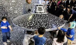 Sam Cox pendant sa performance le 19 novembre Ă Hong Kong ( AFP / ISAAC LAWRENCE )