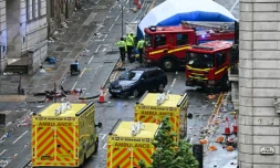 Des policiers couvrent d'une tente gonflable la scène d'un incident à Water Street, en marge d'un défilé pour la victoire de Liverpool en Premier League, à Liverpool, le 26 mai 2025