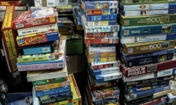 Des jeux de société collectés par le Secours populaire, à Privas (Ardèche), le 12 décembre 2014 ( AFP / JEAN-PHILIPPE KSIAZEK )