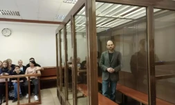 L'opposant Vladimir Kara-Mourza, accusé de "haute trahison" et de diffusion de "fausses informations" sur l'armée russe, lors de son procÚs au tribunal de Moscou, le 17 avril 2023 ( Service de presse du tribunal de Moscou / Handout )