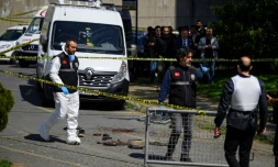Des policiers devant le consulat israélien à Istanbul, le 7 avril 2026