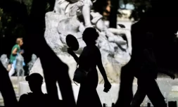 Une personne utilise un éventail lors d'une vague de chaleur en France, à Toulouse, le 23 août 2023 ( AFP / Charly TRIBALLEAU )