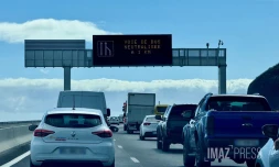 voiture du feu sur la route du littoral avec embouteillages sur la possession