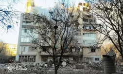 Cette photographie émanant du compte Telegram du président ukrainien Volodymyr Zelensky le 19 novembre 2025 montre des dégâts causés à un immeuble résidentiel de Ternopil par des frappes russes qui ont fait au moins 20 morts dans l'ouest de l'Ukraine ( Telegram / @Volodymyr Zelensky / Handout )