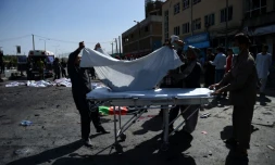 Les secours transportent un corps après l'attentat qui a frappé une manifestation à Kaboul en Afghanistan, le 23 juillet 2016