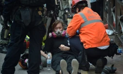 Une femme est prise en charge par les urgences pendant des affrontements entre manifestants Ă policiers Ă Hong Kong le 29 septembre 2019
