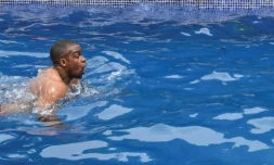 Le nageur équato-guinéen Eric Moussambani s'entraîne dans la piscine d'un hôtel de Malabo, le 12 septembre 2020 
