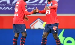 L'attaquant de Lille, Jonathan Bamba (d), fĂȘte avec le milieu Jonathan IkonĂ© l'ouverture du score lors du match de Ligue 1 Ă domicile face Ă Bordeaux, le 13 dĂ©cembre 2020