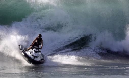 jet ski dans les vagues