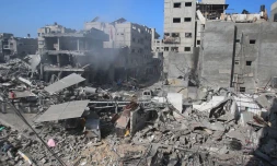 Des Palestiniens dans les décombres au camp de réfugiés de Shati après un bombardement israélien, le 6 novembre 2023 dans la bande de Gaza 