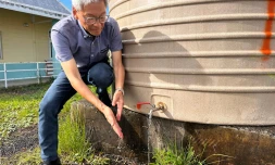 Le Tampon : installation de citernes d'eau à la Plaine des Cafres
