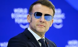 Emmanuel Macron à Davos le 20 janvier 2026, portant les lunettes de la société Henry Jullien. • © FABRICE COFFRINI / AFP