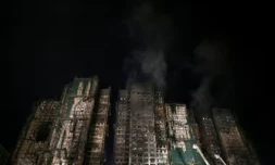 Les tours fumantes du complexe résidentiel Wang Fuk Court où un incendie s'est déclaré la veille, le 27 novembre 2025 à Hong Kong ( AFP / Philip FONG )
