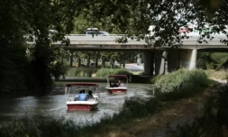 Le canal de la Robine, dans lequel la station d'épuration de Narbonne rejette les eaux traitées, dans le sud de la France, le 18 août 2022 