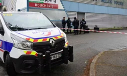 Lundi vers 13 h 15, un adolescent de 13 ans, inconnu des services de justice, a Ă©tĂ© retrouvĂ© blessĂ© par balle Ă la tĂȘte dans une Ă©picerie du quartier populaire Belleroche, Ă Villefranche-sur-SaĂŽne. MalgrĂ© lâintervention des secours, la victime nâa pas pu ĂȘtre rĂ©animĂ©e. © CrĂ©dit photo : OLIVIER CHASSIGNOLE / AFP