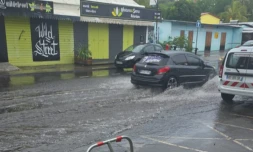 Saint-Leu : la chaussée est inondée en centre ville, déviation par la rue haute