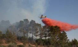 Un avion de pompiers lutte contre l'incendie le 26 novembre 2016 au dessus de la colonie d'Halamish près du village de Nabi Saleh