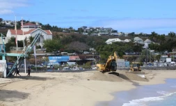 Saint-Gilles : travaux d'urgence sur le port de plaisance et la plage des Roches Noires