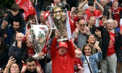 Les fans de Liverpool rendent hommage à Jürgen Klopp pour son rôle dans la conquête de la C1, le 2 juin 2019 lors d'une parade festive dans les rues de Liverpool