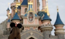 Disneyland Paris - "Vu le prix d'entrée, c'est honteux", "C'est vraiment le parc à Picsou", "Ils ont pété un câble ?" : la parade de Noël devient payante et met en colère tous les fans du parc. (Photo by IAN LANGSDON/AFP via Getty Images)