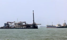  Photo d'archive montrant un navire passant à côté d'une péniche dans le détroit d'Ormuz, au large de Bandar Abbas, dans le sud de l'Iran, prise le 10 août 2026. © Atta Kenare, AFP 