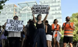 Manifestation devant le tribunal de Nanterre pour demander "l'amnistie" des personnes condamnées pour leur participation aux émeutes, le 10 juillet 2023 dans les Hauts-de-Seine ( AFP / JULIEN DE ROSA )