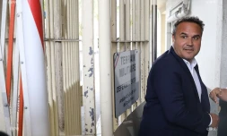 Didier Robert arriver à la caserne Vérines