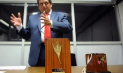 Des urnes funéraires trouvées dans le métro, présentées par Donovan Alvarado qui dirige le bureau des objets trouvés, le 3 septembre 2016 à Mexico