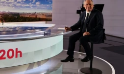 Le Premier ministre François Bayrou pose sur le plateau de télévision avant une interview au journal télévisé du soir de France 2, à Paris le 4 septembre 2025 ( AFP / Ludovic MARIN )