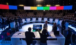 Les équipes de BFM préparent le plateau télé du débat entre les 11 candidats à la présidentielle, le 3 avril 2017 à Aubervilliers