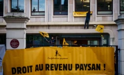 Manifestation organisée par la Confédération paysanne contre l'accord commercial UE-Mercosur devant le ministÚre de l'Agriculture à Paris le 14 janvier 2026 ( AFP / Dimitar DILKOFF )