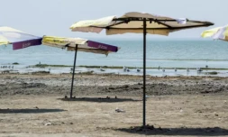 Des installations touristiques vides au bord du lac Habbaniyah touché par une grave sécheresse dans la province irakienne d'Al-Anbar, le 11 août 2023 ( AFP / Murtadha RIDHA )