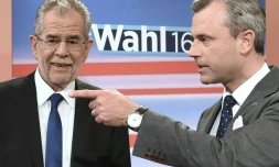 Alexander Van der Bellen et Norbert Hofer à l'issue d'un débat télévisé le 22 mai 2016 à Vienne