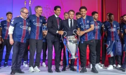 Foot : les joueurs du PSG paradent au Champs-de-Mars devant leurs supporters