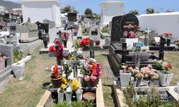 preparatifs de la toussaint au cimetiere 