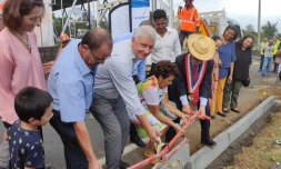 Pose de la première bordure de l'aménagement de la Route Départementale 27