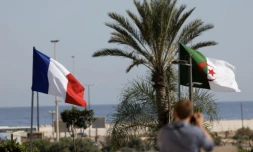 Paris est disposée à engager un bras de fer avec l'Algérie si elle ne revient pas sur sa décision d'expulser les douze fonctionnaires français ( AFP / Ludovic MARIN )